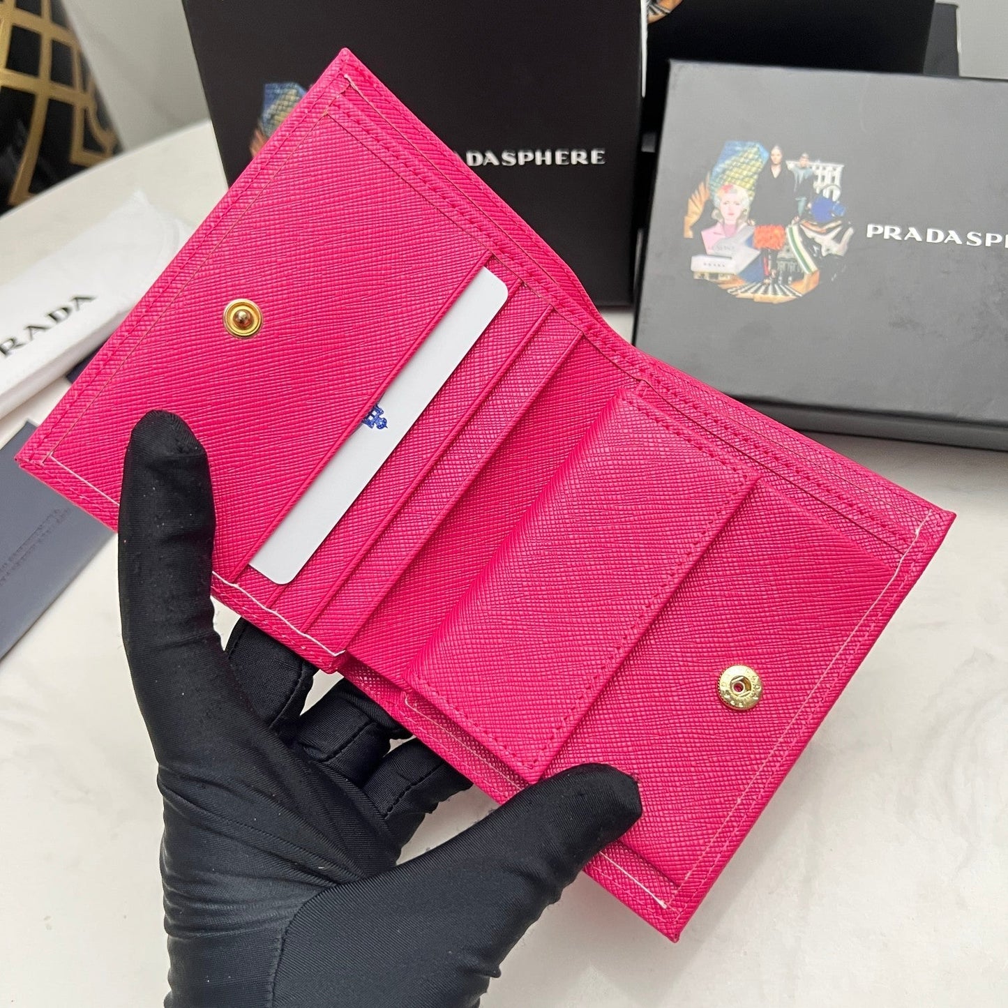 【プラダ】新作短財布 サフィアーノレザーの質感が魅力 5色