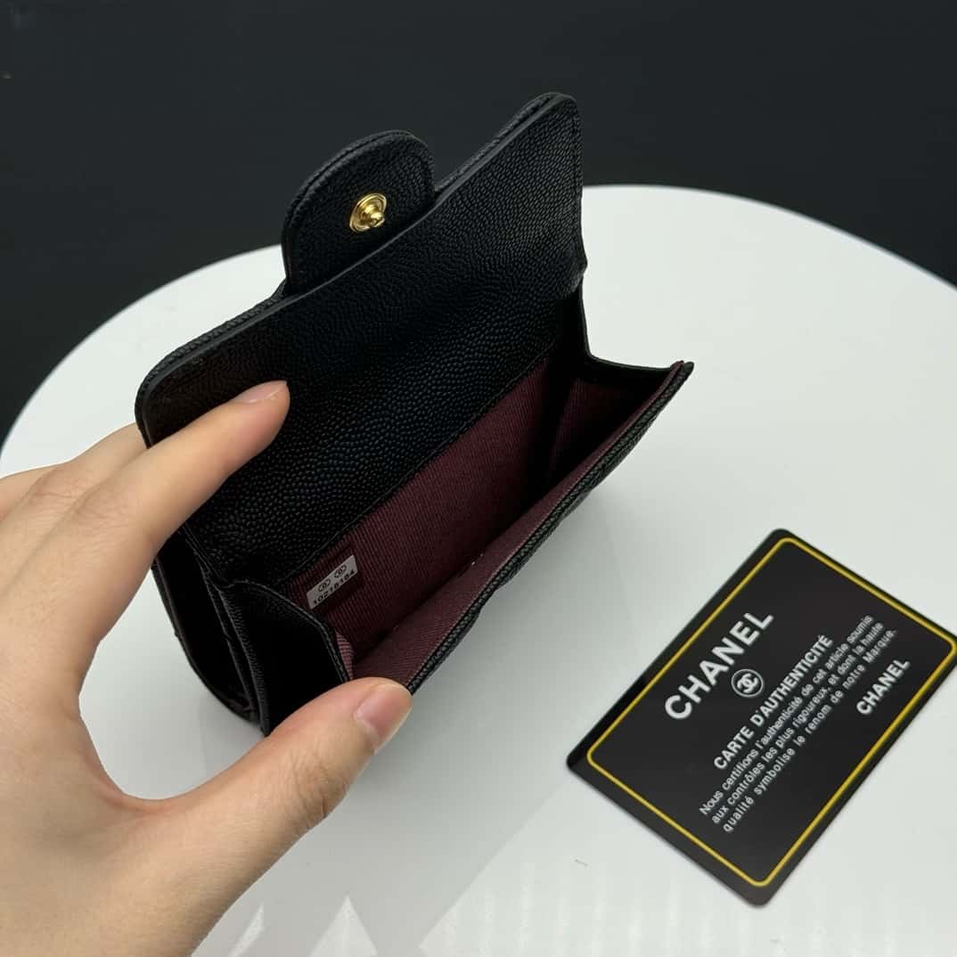 【シャネル】定番CFライン キャビアスキン三つ折財布 高級感漂う春夏新作