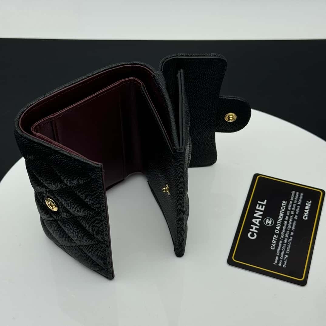 【シャネル】定番CFライン キャビアスキン三つ折財布 高級感漂う春夏新作