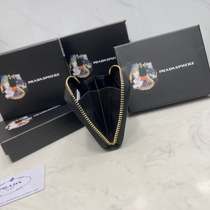 【プラダ】女性に人気のミニコインパース エレガントな印象 今だけ特価