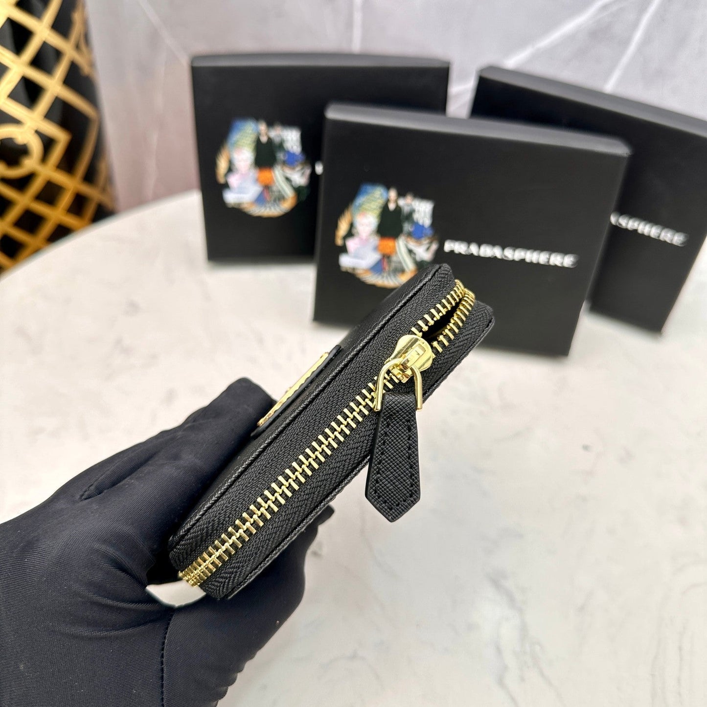 【プラダ】アイコニックな三角プレート付き 小さなジップ財布 春の新作