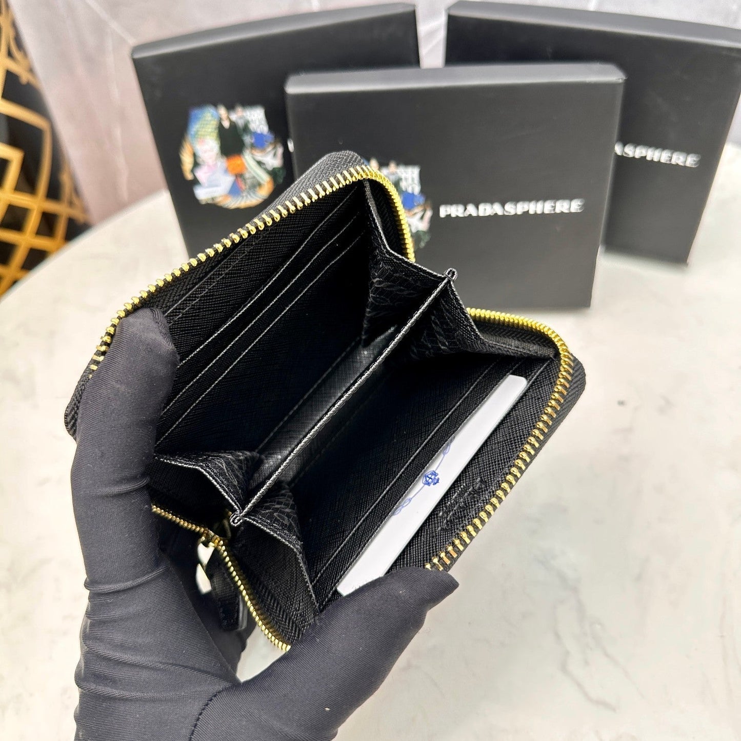 【プラダ】アイコニックな三角プレート付き 小さなジップ財布 春の新作