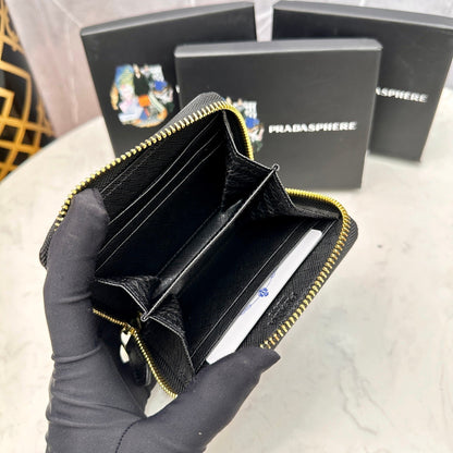 【プラダ】アイコニックな三角プレート付き 小さなジップ財布 春の新作