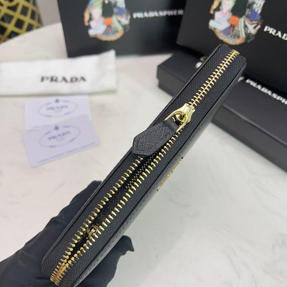 【プラダ】アイコンロゴ×機能性 スタイリッシュなジップウォレット